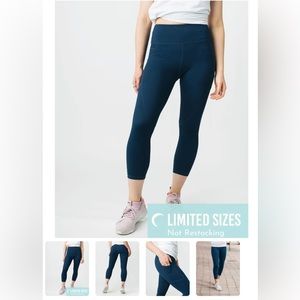 *NEW* Never worn, ZYIA Navy pocket hi-rise Light-n-Tight Capri 20”